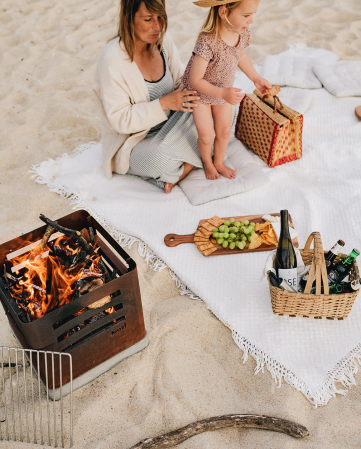 Fire Pit pentru grădină (focar exterior) Tharsis din oțel Corten și beton, focar exterior 37.5 × 37.5 × 40 cm [9]