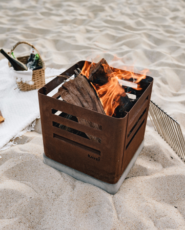 Fire Pit pentru grădină (focar exterior) Tharsis din oțel Corten și beton, focar exterior 37.5 × 37.5 × 40 cm [2]