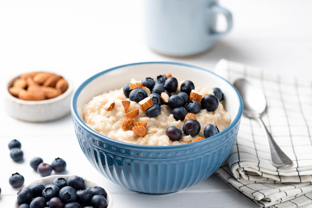 bol plin cu porridge, afine si migdale