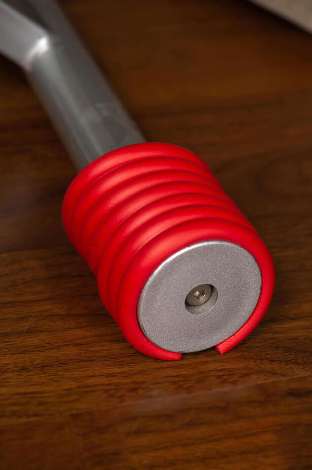 Banda de protectie multifunctionala montata pe un picior de masa