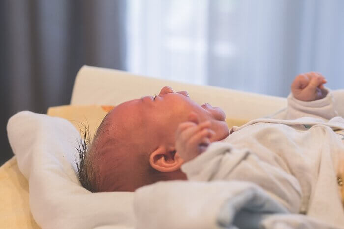 De ce plange bebelusul? Cum linistesti un bebe care nu se opreste din plans?