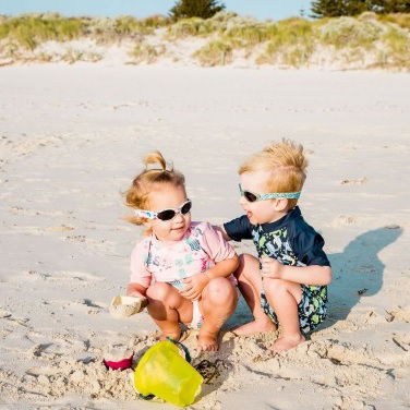 copii cu ochelari Banz