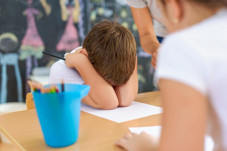 baietel la scoala coplesit de activitatile dificile