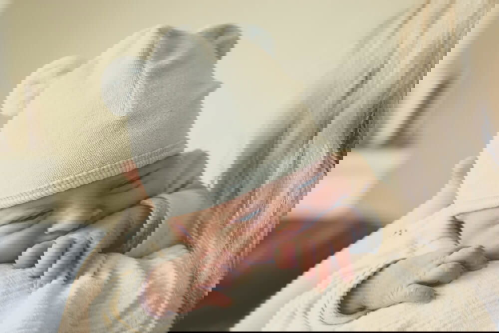 bebelus tinut pe umarul mamei