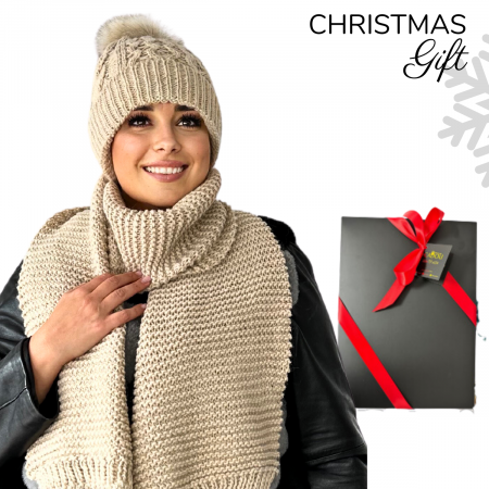 Cadouri aniversare - Cadoul perfect de Crăciun - Set caciula cu fular asortat, din lana, ambalat in cutie cadou, model IULIA maro deschis