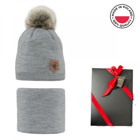 Caciuli copii - Set de iarnă cu căciulă și fular circular cu pompon APOLIN 3433.5.K-30-gri deschis, produs in Polonia