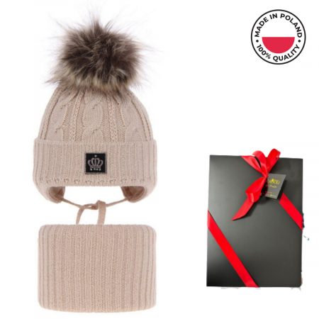 Caciuli copii - Set de iarnă pentru fete cu căciulă și fular circular cu pompon bej 3276.11.K38, produs in Polonia