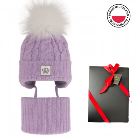Caciuli copii - Set de iarnă pentru fete cu căciulă și fular circular cu pompon mov 3276.12.K38, produs in Polonia