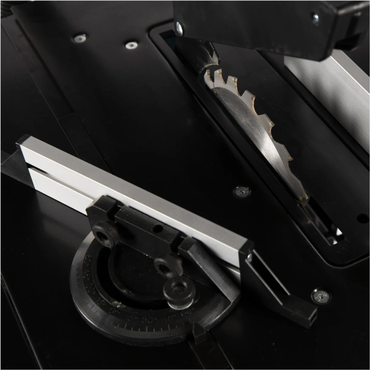 Fierastrau circular cu masa pentru lemn 1800W [5]