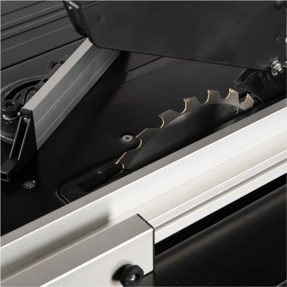 Fierastrau circular cu masa pentru lemn 1800W [3]