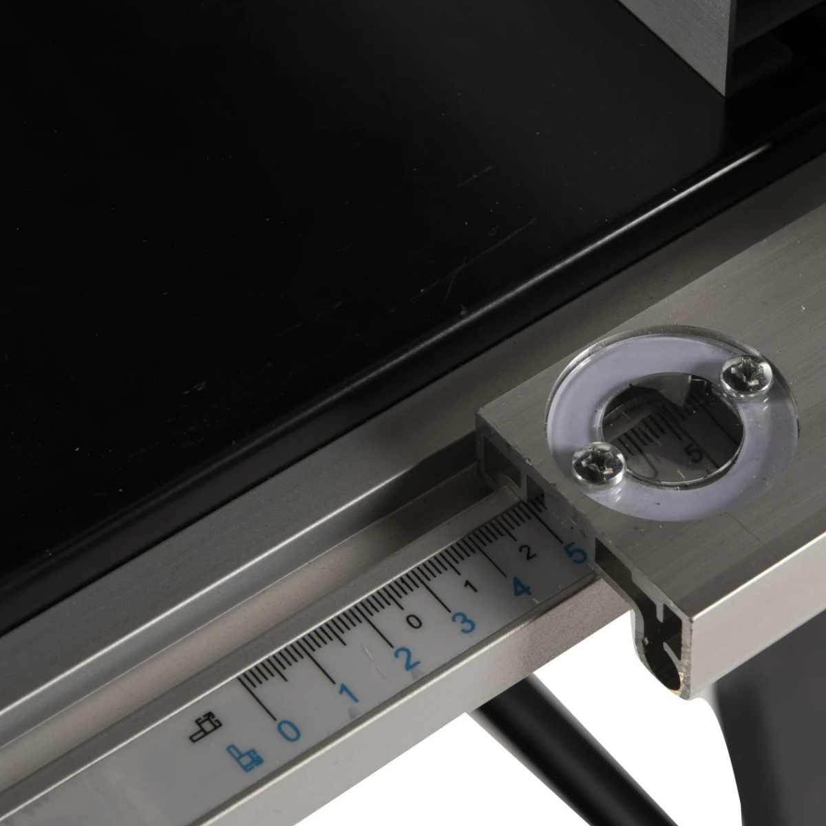 Fierastrau circular cu masa pentru lemn 1800W [6]