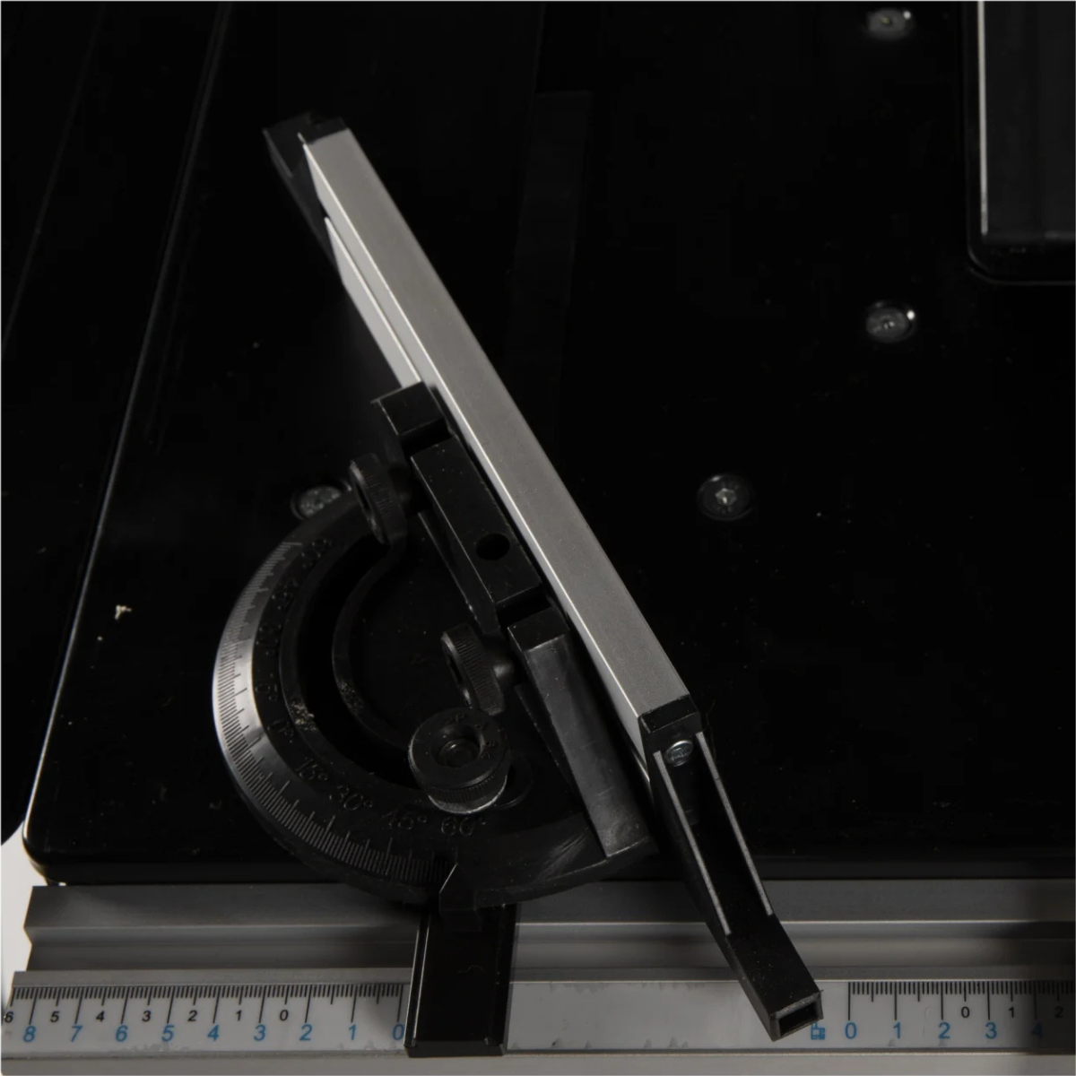 Fierastrau circular cu masa pentru lemn 1800W [4]