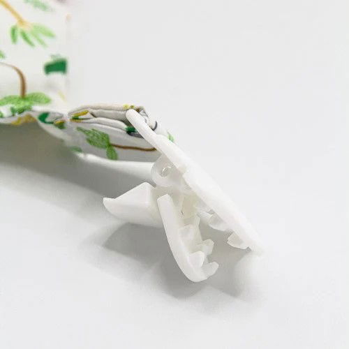 Se prinde cu ajutorul unui clips in forma de steluta