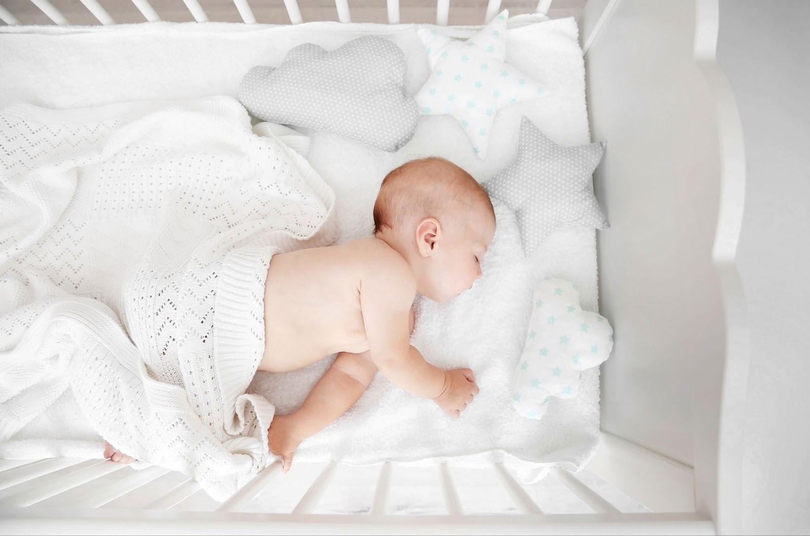 bebelus care doarme linistit in patut