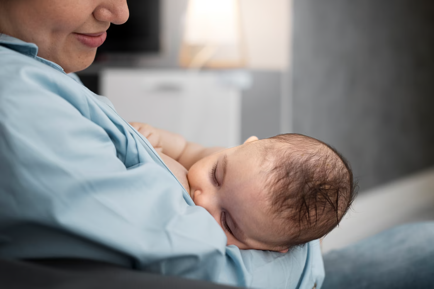 mama care isi alapteaza bebelusul la san