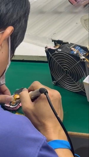 imagine cu chinez care lipeste firele ceasului inteligent