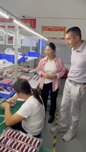 Tudor Ciumara in vizita la linia de productie din China