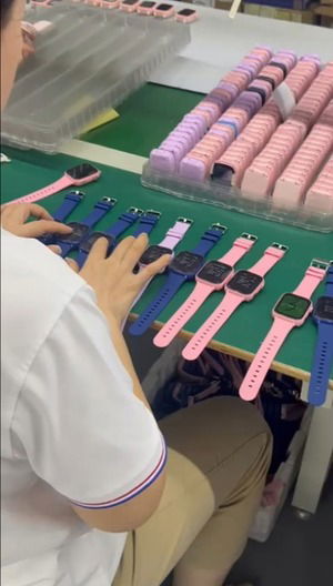 imagine cu multiple ceasuri pe linia de productie