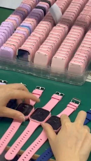 imagine cu zoom pe smartwatch-urile de pe banda de productie