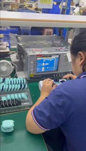 imagine cu initierea softului pe ceasurile inteligente cu android pentru copii