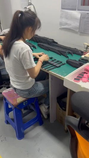 imagine cu fata care sta pe scaun in fabrica din china testand ceasurile cu android pentru copii