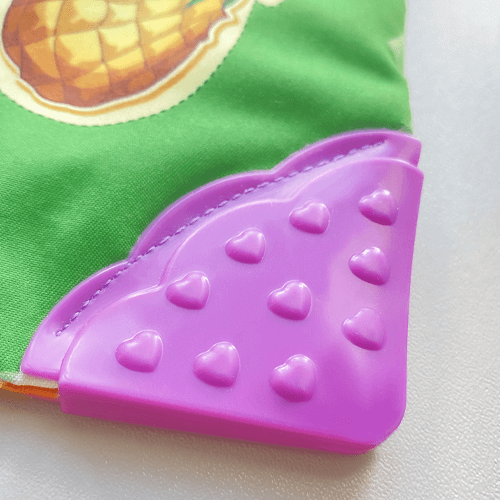 Jucarie de dentitie in coltul cartii