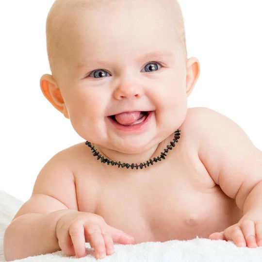 Colier din chihlimbar purtat de bebe