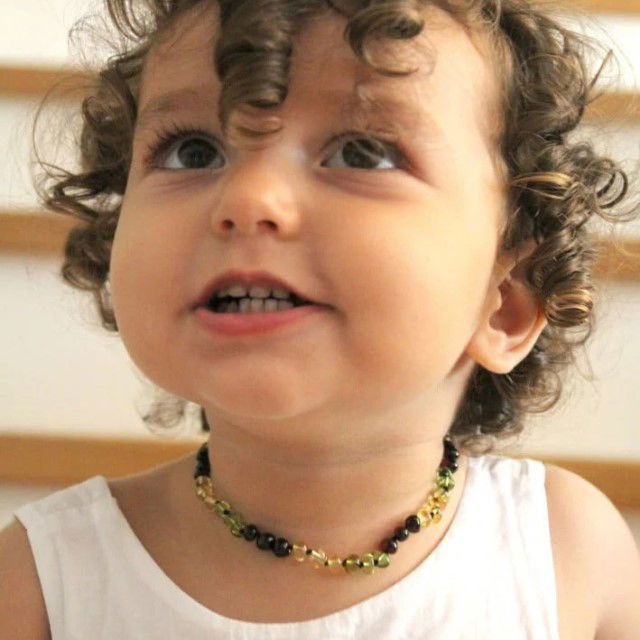 Colier din chihlimbar purtat de un copil