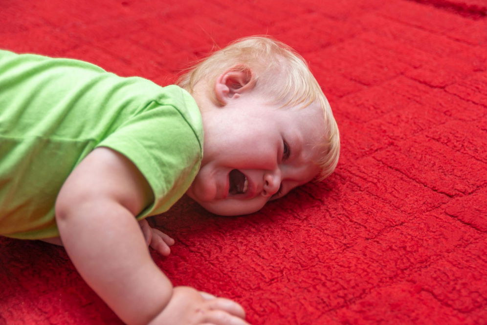 Ce trebuie să faci dacă bebelușul a căzut din pat? Sfaturi pentru părinți îngrijorați