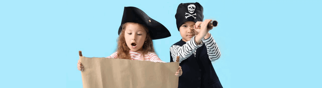 imagine cu doi copii, fetita si baiat costumati in pirat, fetita tine in mana o harta si baietelul se uita prin binoclu