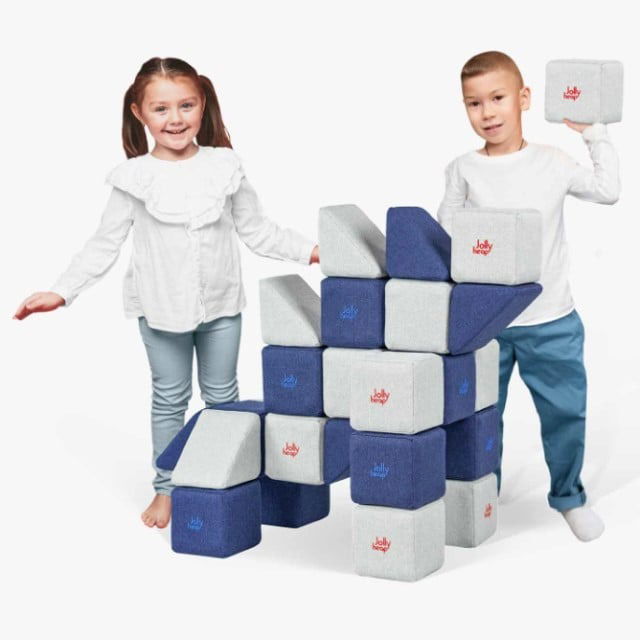 imagine cu fetita si baietel care construiesc impreuna o forma de dinozaur din cuburile jollyheap