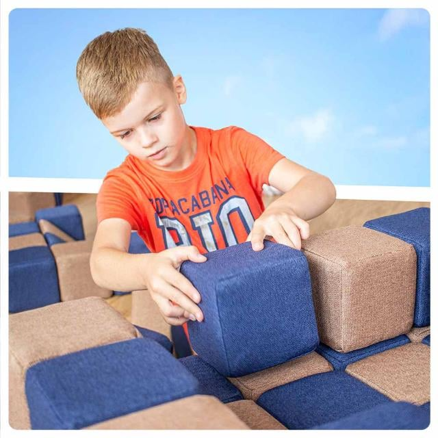 baietel care construieste cu cuburile jollyheap pentru dezvoltarea creativitatii