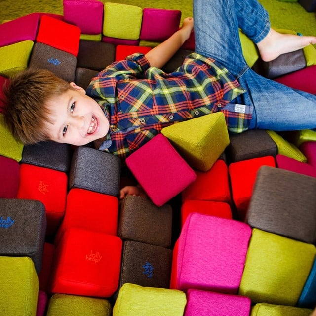 baietel care sta pe cuburile jollyheap pentru copii
