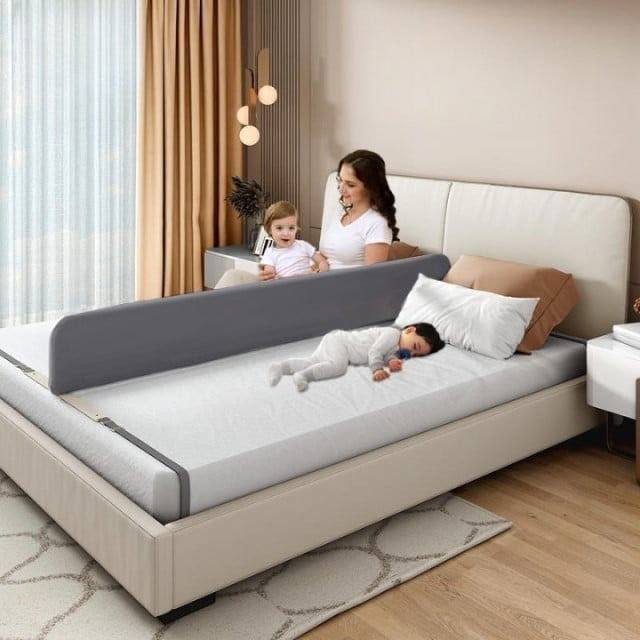 imagine cu bariera separatoare de pat de la empria cu mama si bebe intr-o parte, bariera pe mijloc si al doilea copil in cealalta parte