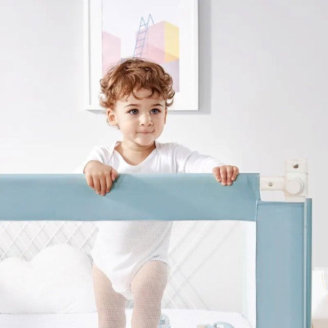 imagine cu baietel care sta in picioare in pat si se sustine de bariera de pat de la empria
