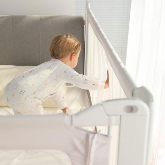 imagine bebe in pat care are bariere de protectie pentru siguranta celui mic