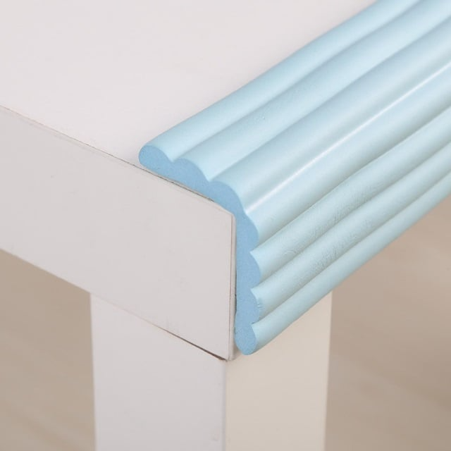 imagine cu banda de protectie pusa pe cantul mesei