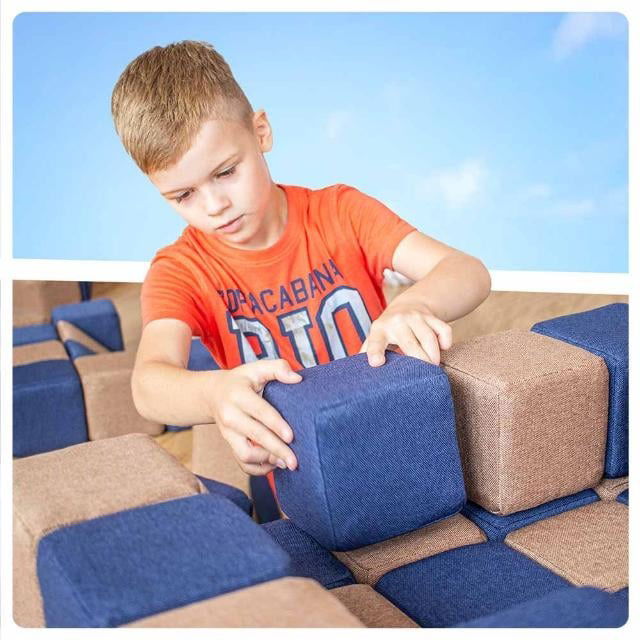 baietel care construieste cu cuburile magnetice de constructie JollyHeap care dezvolta motricitatea