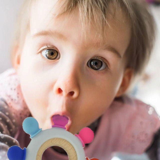 Jucaria de dentitie bebe fabricata din material durabil si sigur 