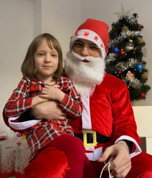 fetita in bratele lui Mos Craciun
