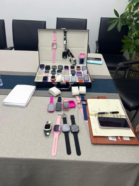 valiza de prezentare pe masa cu diverse modele de ceasuri