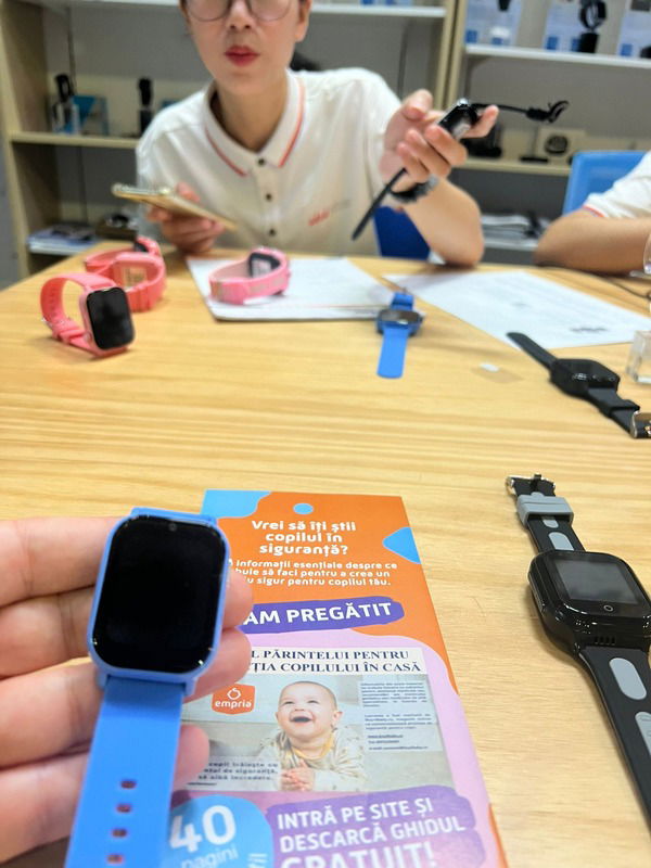 imagine cu smartwatch empria in fabrica din china
