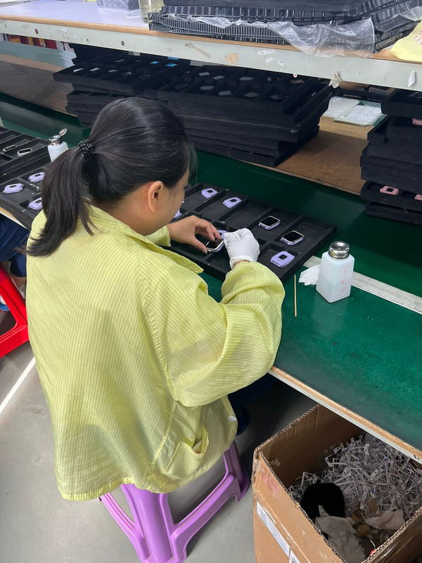 femeie pe linia de productie a ceasurilor