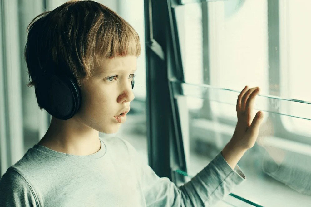 Copii cu sensibilitate fonică: modalități eficiente de protecție auditivă