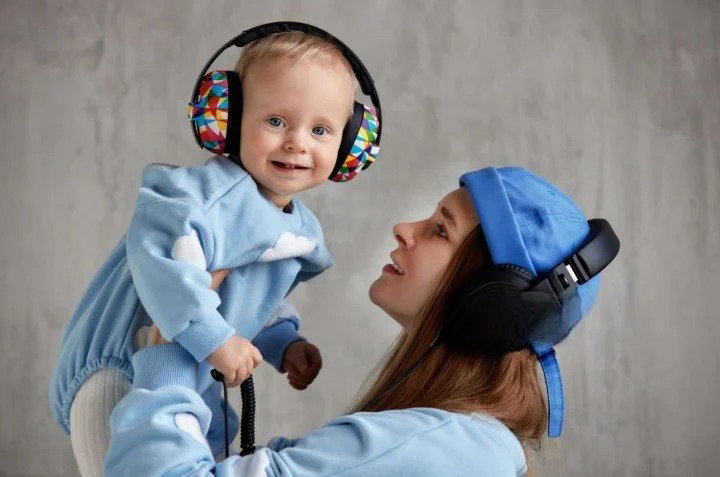 Importanța căștilor antifonice pentru copii în medii zgomotoase