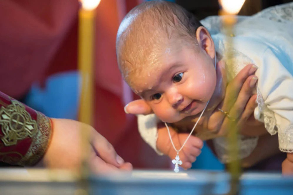 De ce sunt importante căștile antifonice pentru bebeluși la botez: protejează-i auzul în momente speciale