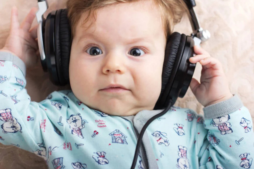Muzica pentru bebeluși: beneficii, recomandări și cum să protejezi auzul celor mici