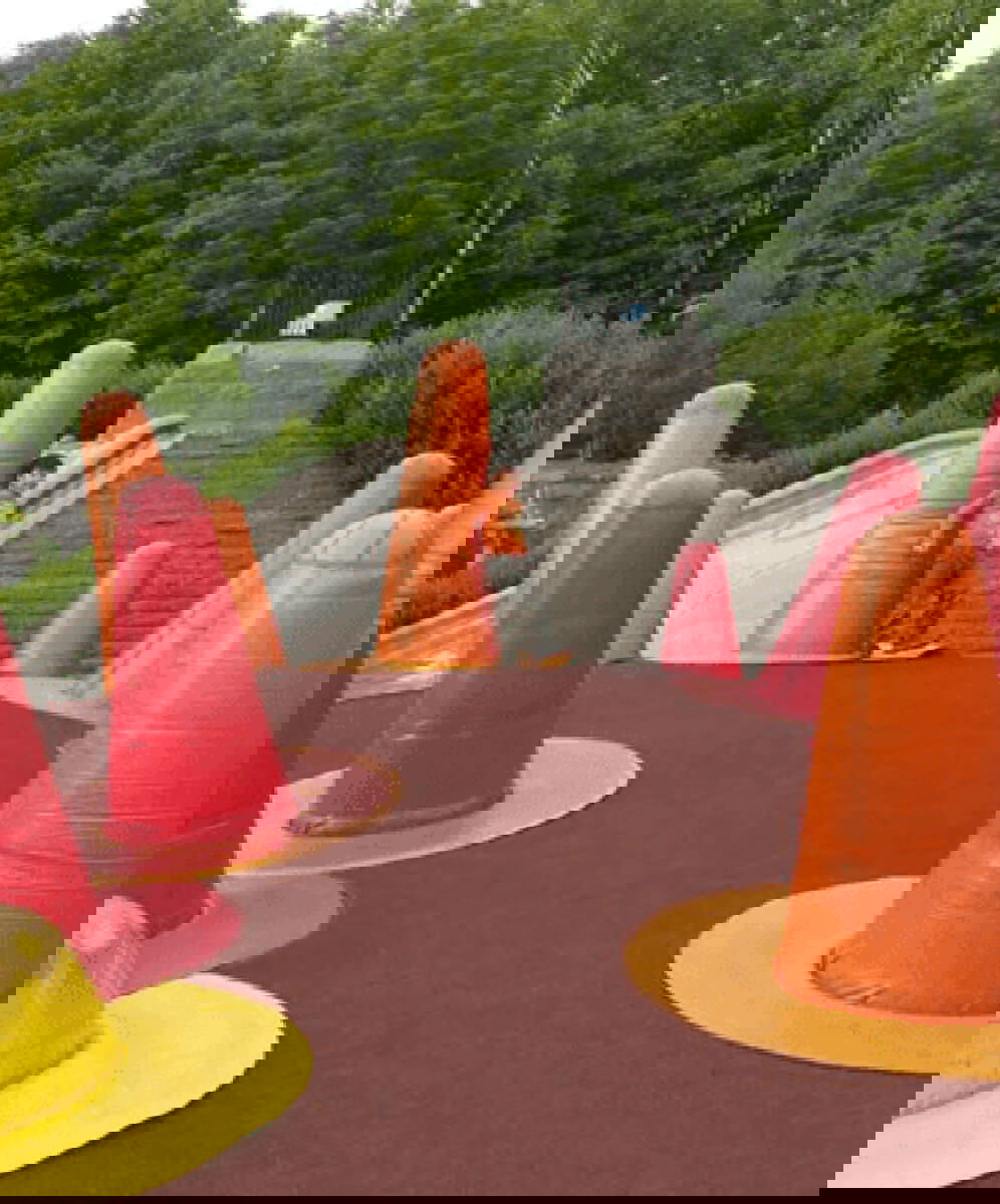 imagine cu locul de joaca din japonia si podeaua interactiva cu conuri si un copil