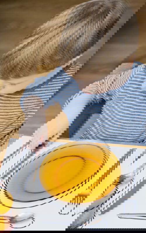 baietel care invata sa foloseasca tacamurile