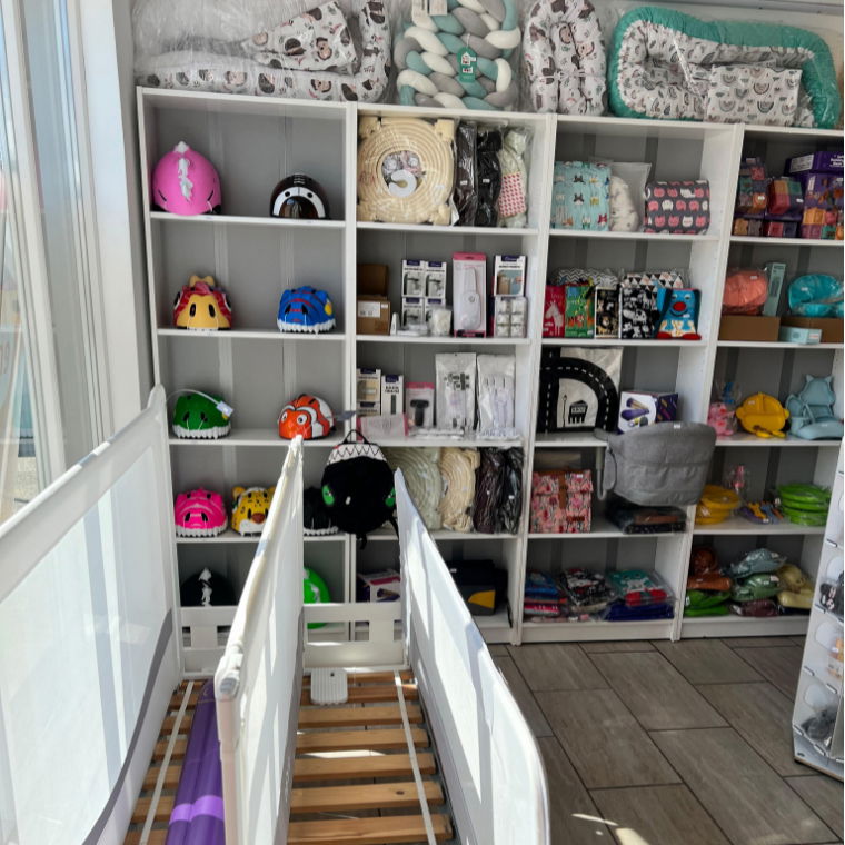 imagine cu rafturile din noul magazin empria 